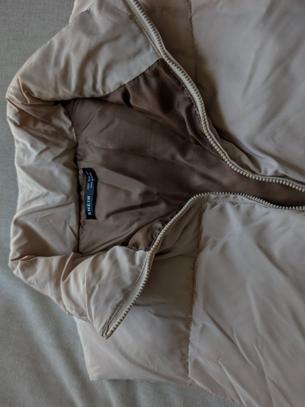 Cropped Puffer Vest - Picture 3 of 3